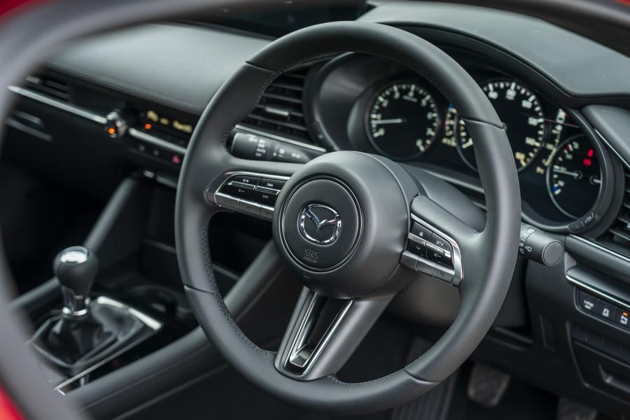 Панель приборов Mazda3 Skyactiv-G Sport Lux Hatchback 2019 года  (UK) (фото 72 из 91)